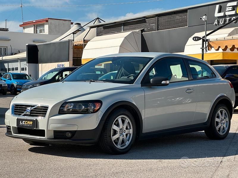 Usata Volvo C30 Momentum 101 CV (74 kW) 2008 Bianco Utilitaria