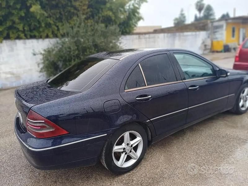 Usata Mercedes C220 125 CV (91 kW) 2001 Blu Berlina