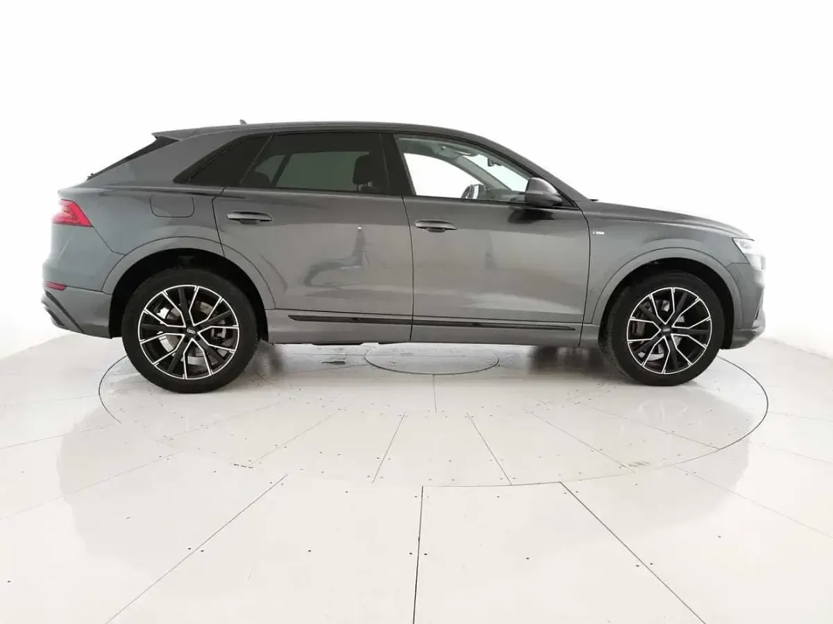 Usata Audi Q8 Sport 231 CV (169 kW) 2021 Grigio daytona perla SUV