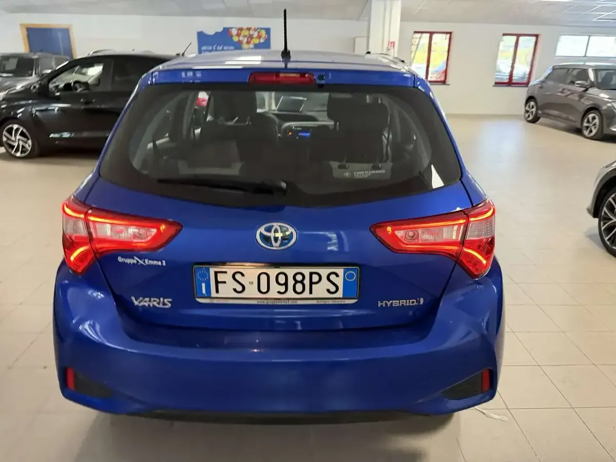 Usata Toyota Yaris Hybrid Style 75 CV (55 kW) 2018 Blu/azzurro Berlina
