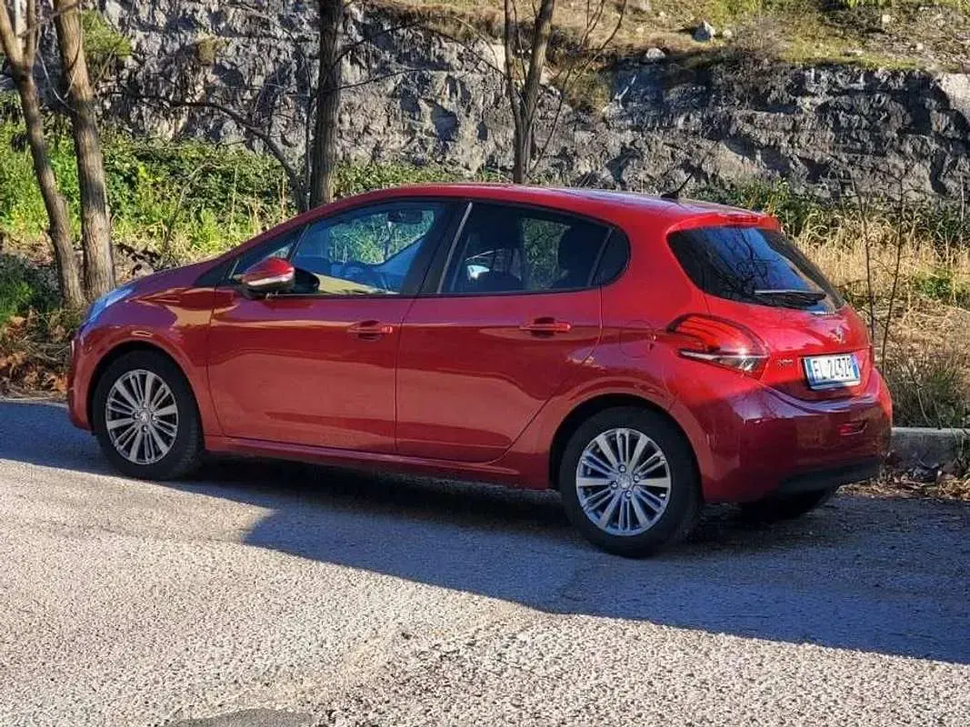 Usata Peugeot 208 Active 68 CV (50 kW) 2017 Rosso Utilitaria