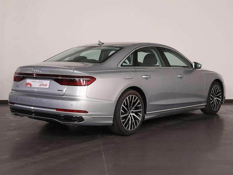 Usata Audi A8 286 CV (210 kW) 2023 Argento fioretto Berlina
