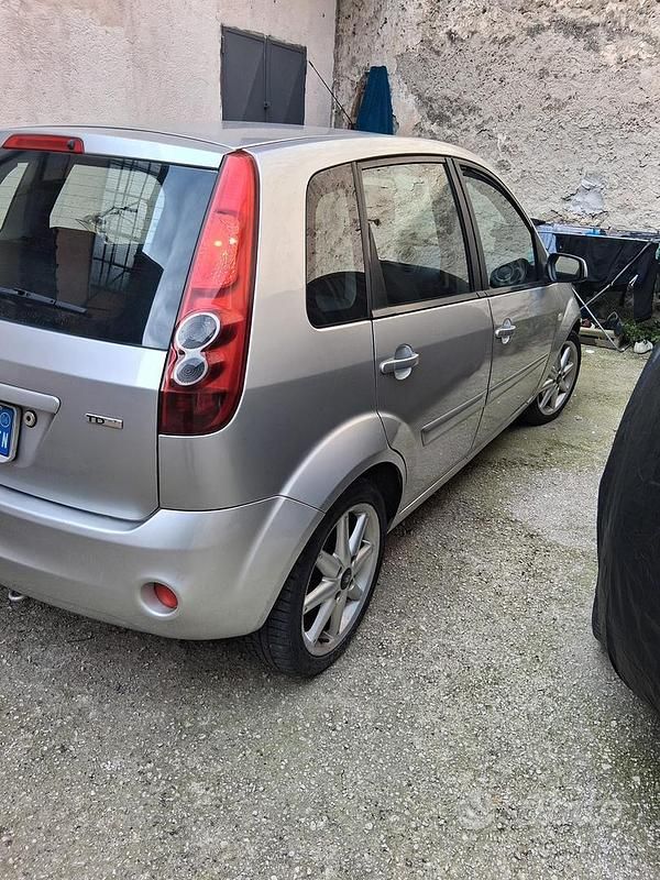 Usata Ford Fiesta 80 CV (58 kW) 2007 Grigio Utilitaria