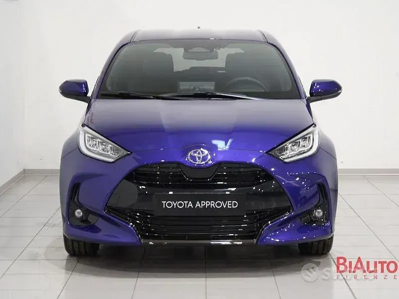 Nuova Toyota Yaris Hybrid Lounge 92 CV (67 kW) 2026 Bluazzurro Berlina