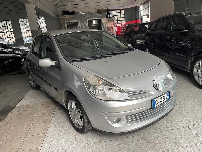 Usata Renault Clio II Luxe 85 CV (62 kW) 2005 Grigio Berlina