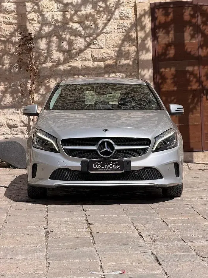 Usata Mercedes A180 109 CV (80 kW) 2017 Grigio Utilitaria