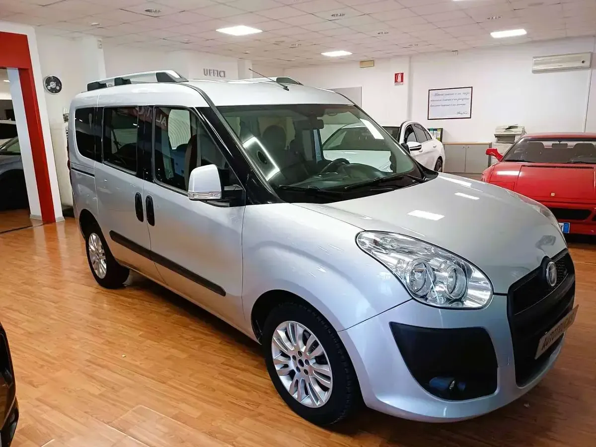 Usata Fiat Doblò Lounge 105 CV (77 kW) 2015 Argento Monovolume