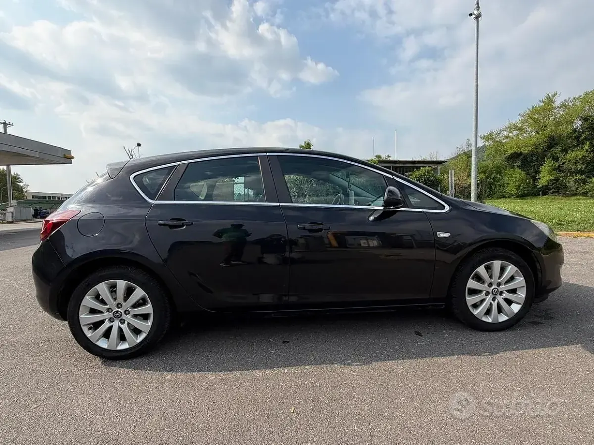 Usata Opel Astra 60 CV (44 kW) 2010 Nero Berlina