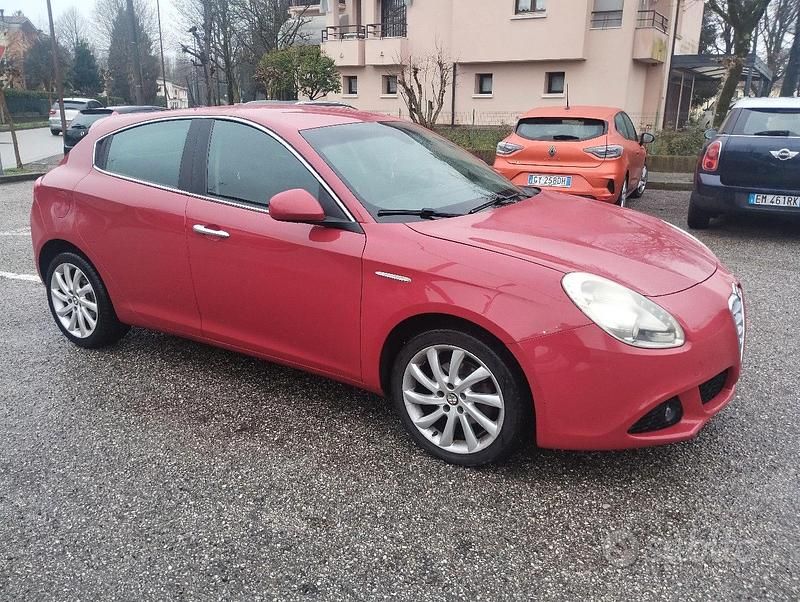 Usata Alfa Romeo Giulietta 105 CV (77 kW) 2011 Rosso Utilitaria