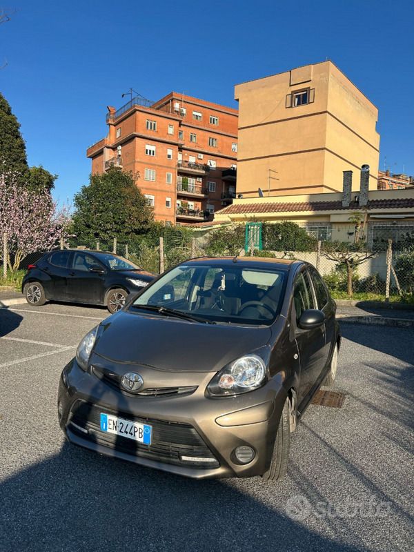 Marrone Usata 2012 Toyota Aygo Due volumi | 3500 € (Buon prezzo) - Immagine 1/4