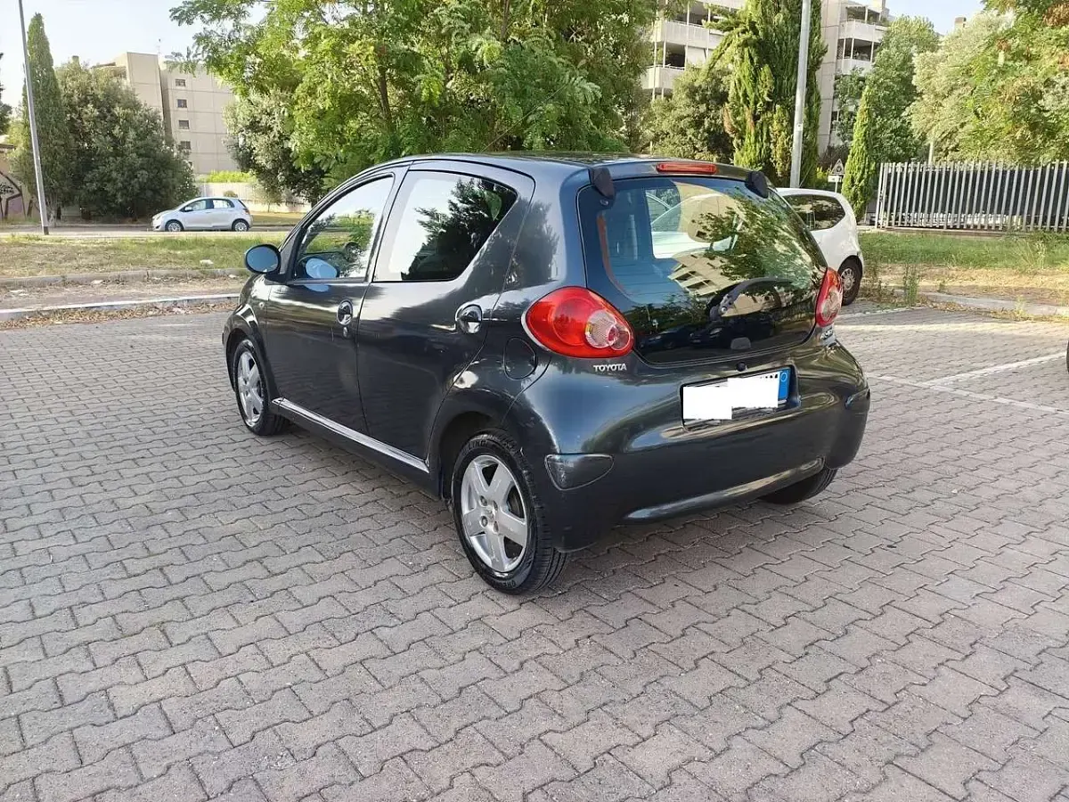 Usata Toyota Aygo 68 CV (50 kW) 2006 Grigio Utilitaria