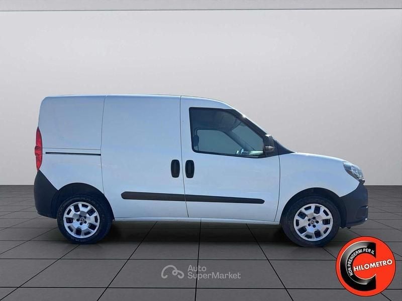 Usata Fiat Doblò 120 CV (88 kW) 2021 Bianco pastello Monovolume