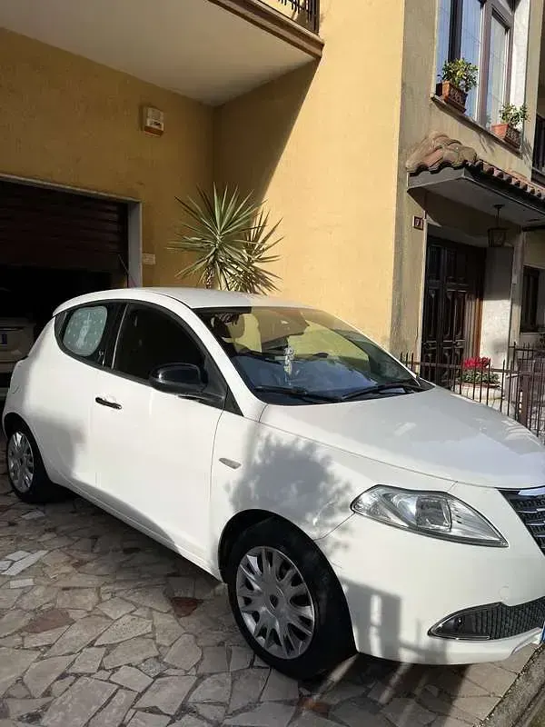 Usata Lancia Ypsilon Silver 69 CV (50 kW) 2014 Utilitaria