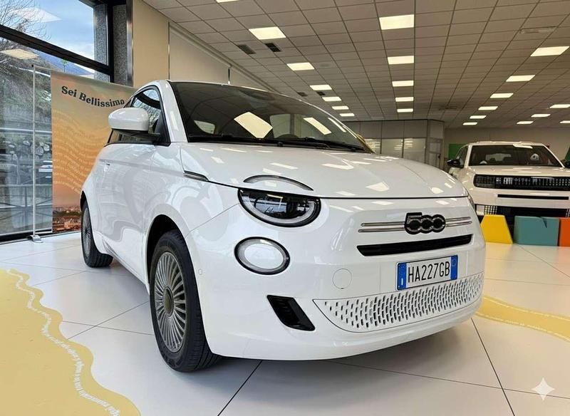 Nuova Fiat 500 Pop 88 CV (64 kW) 2025 Nero cinema (metallizzato) Berlina