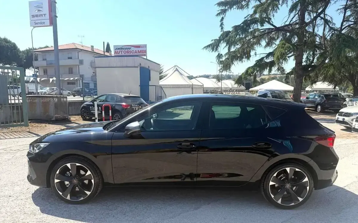 Usata Cupra Leon 150 CV (110 kW) 2025 Midnight schwarz metallic Berlina