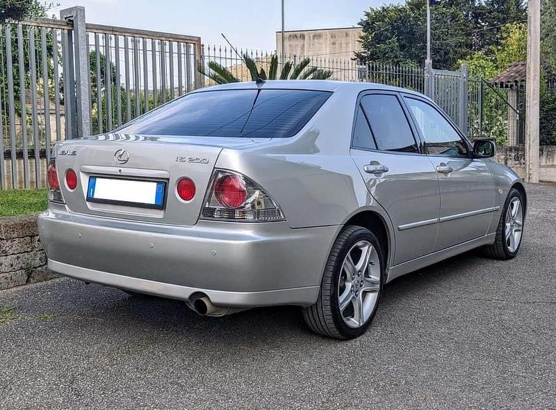 Usata Lexus IS200 155 CV (114 kW) 2001 Argento Berlina