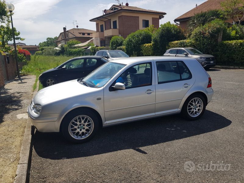 Grigio Usata 2001 VW Golf IV Tre volumi | 4500 € (Molto cara) - Immagine 1/4