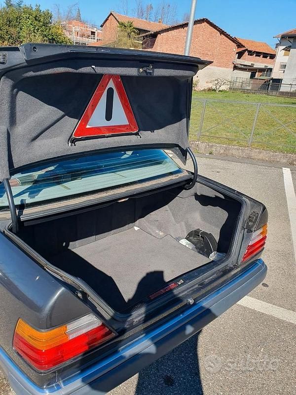 Usata Mercedes E200 122 CV (89 kW) 1990 Nero Berlina