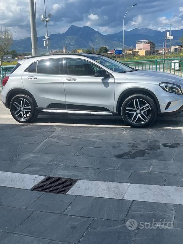 Grigio Usata 2017 Mercedes GLA200 SUV | 15.000 € (Buon prezzo) - Immagine 1/4