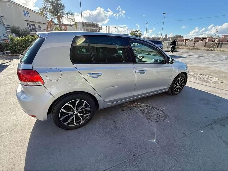 Argento Usata 2009 VW Golf VI Trendline Tre volumi | 5000 € (Buon prezzo) - Immagine 1/4