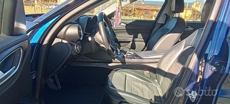 Usata Alfa Romeo Giulia 150 CV (110 kW) 2017 Blu Berlina