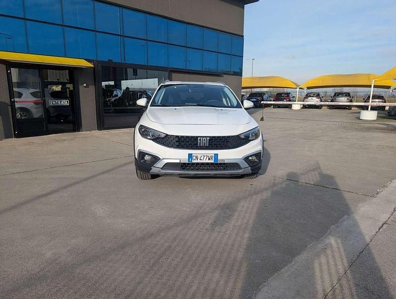 Usata Fiat Tipo Cross 101 CV (74 kW) 2023 Bianco gelato pastello Berlina