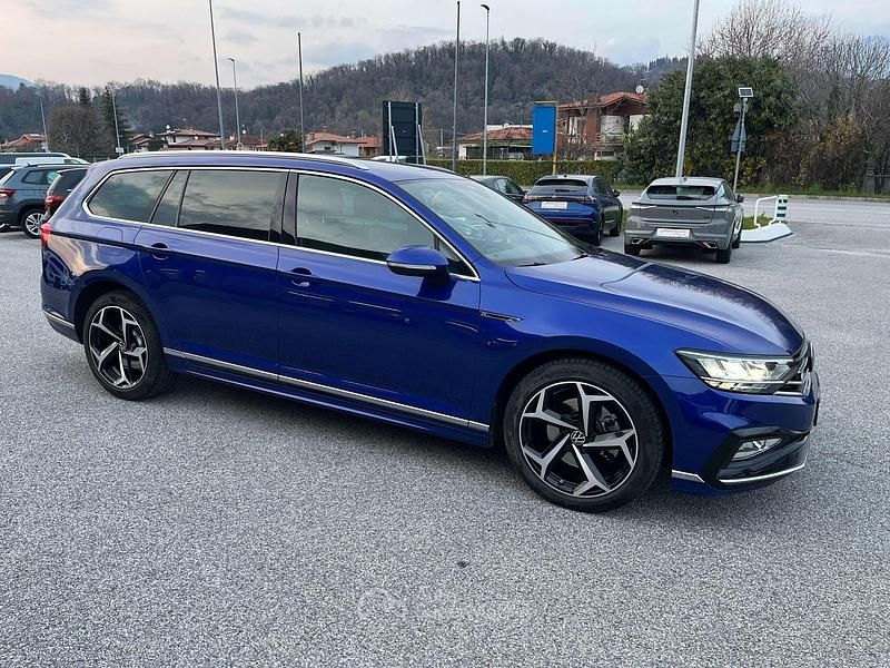 Usata VW Passat Executive 200 CV (147 kW) 2021 Blu/azzurro Station wagon