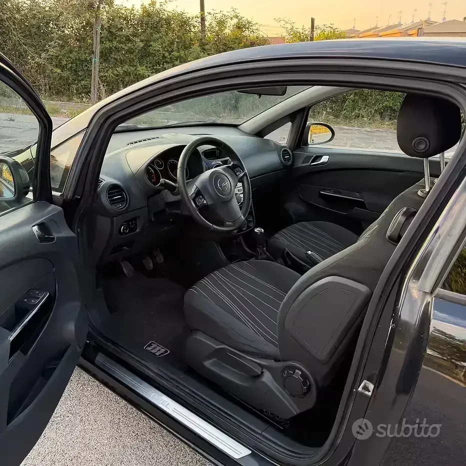 Usata Opel Corsa 85 CV (62 kW) 2010 Nero Utilitaria