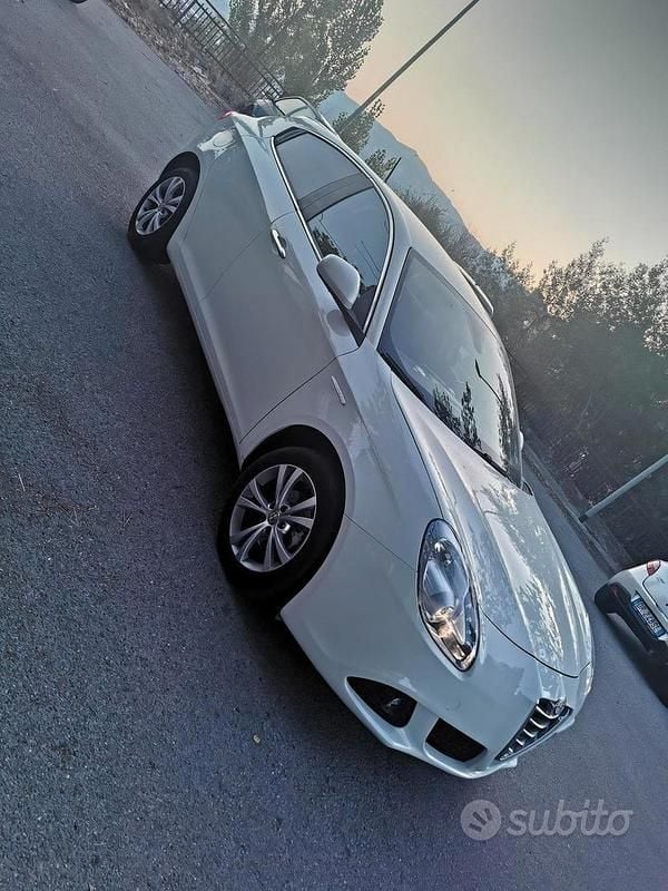 Usata Alfa Romeo Giulietta Distinctive 105 CV (77 kW) 2012 Bianco Utilitaria