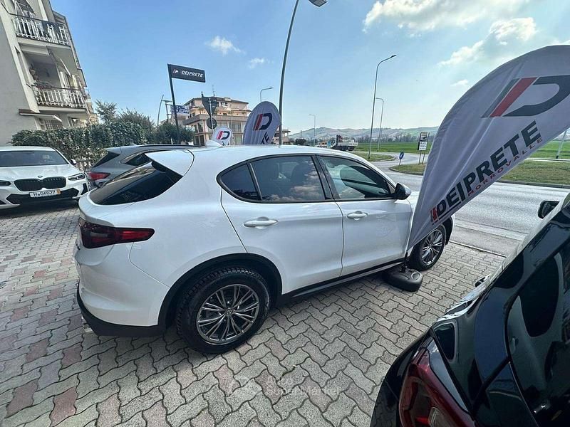 Second-hand Alfa Romeo Stelvio Executive 179 CP (131 kW) 2018 Alb SUV