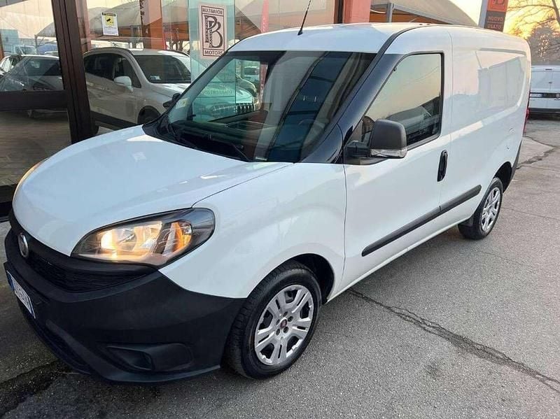 Usata Fiat Doblò Lounge 105 CV (77 kW) 2022 Bianco Monovolume