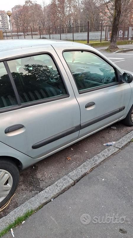Grigio Usata 2003 Renault Clio II Berlina | 1200 € (Super prezzo) - Immagine 1/4