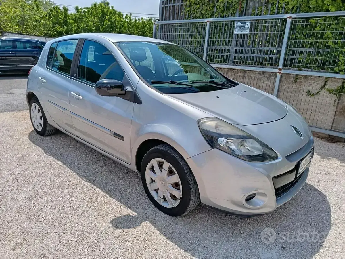 Usata Renault Clio II Dynamique 75 CV (55 kW) 2011 Grigio Berlina
