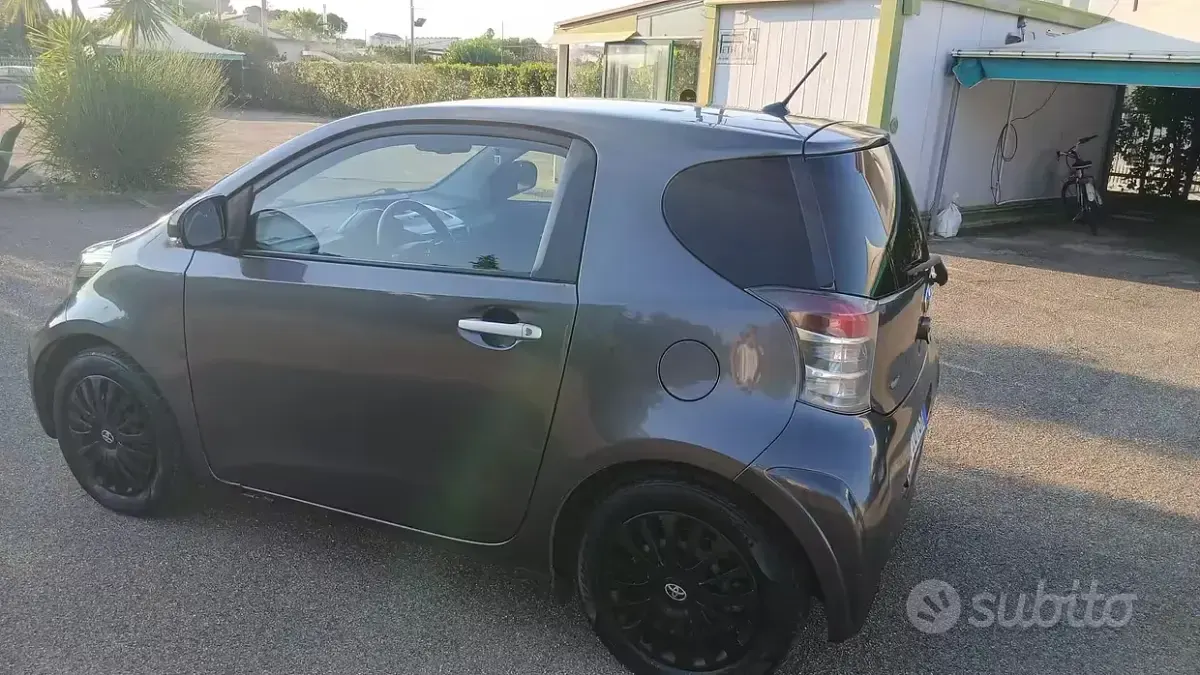 Usata Toyota iQ 90 CV (66 kW) 2010 Grigio Utilitaria