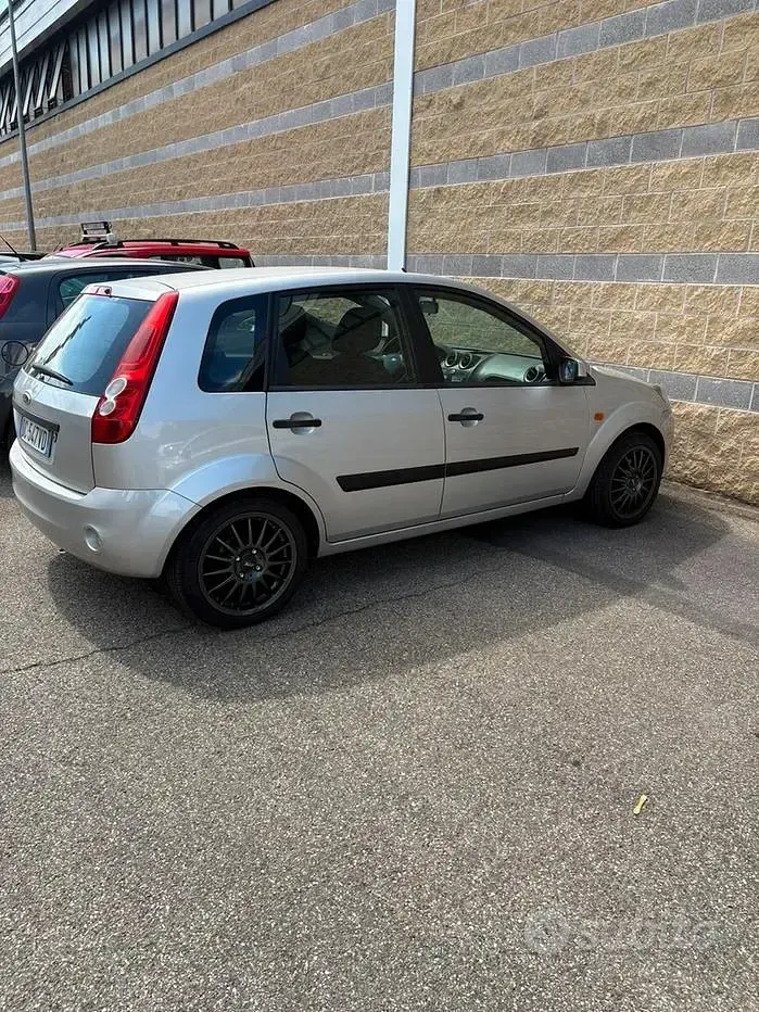 Usata Ford Fiesta 75 CV (55 kW) 2006 Grigio Utilitaria