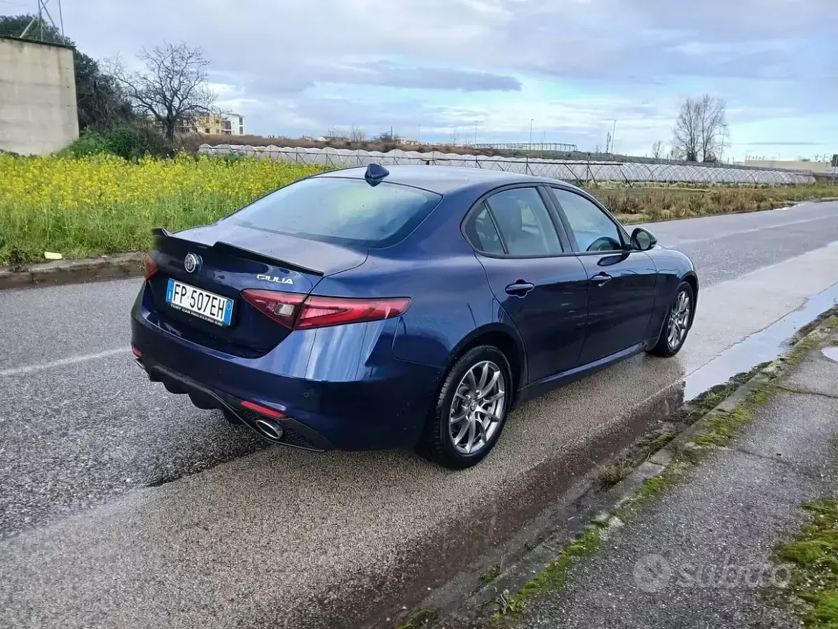 Usata Alfa Romeo Giulia 180 CV (132 kW) 2018 Bluazzurro Berlina