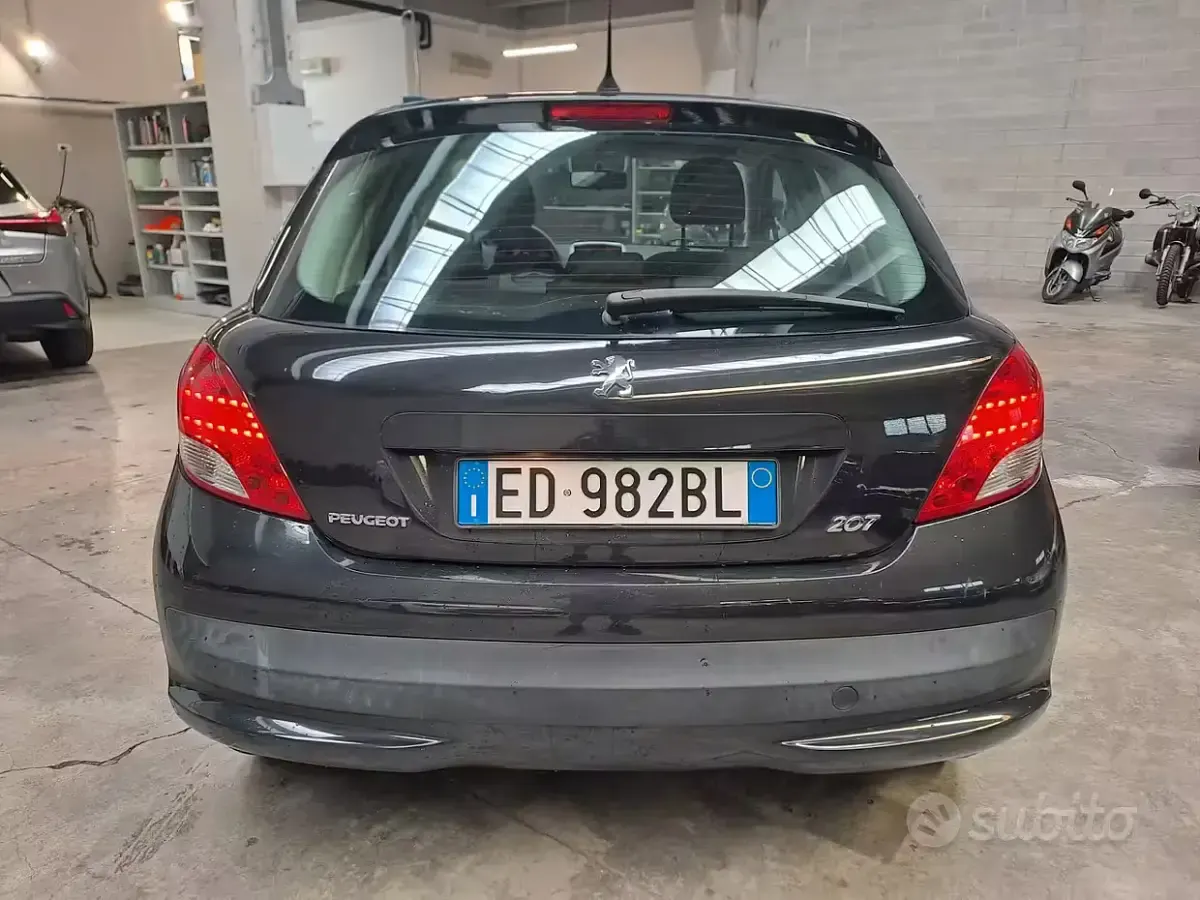Usata Peugeot 207 95 CV (69 kW) 2011 Nero Utilitaria