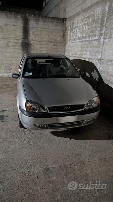 Usata Ford Fiesta 75 CV (55 kW) 2000 Grigio Utilitaria