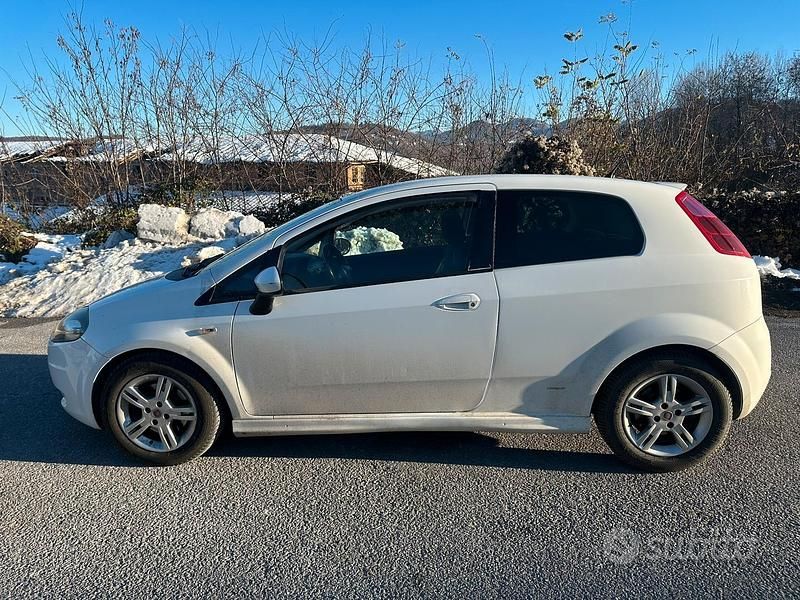 Usata Fiat Grande Punto Dynamic 120 CV (88 kW) 2008 Bianco Utilitaria
