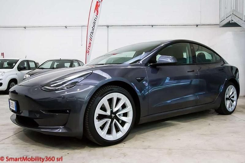 Grigio scuro metallizzato Usata 2022 Tesla Model 3 Tre volumi | 28.400 € (Buon prezzo) - Immagine 1/4