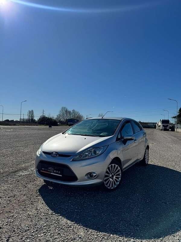 Usata Ford Fiesta Titanium 60 CV (44 kW) 2009 Grigio Utilitaria
