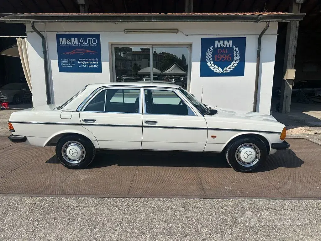 Usata Mercedes 200 94 CV (69 kW) 1970 Berlina