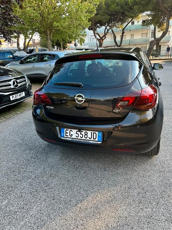 Usata Opel Astra 110 CV (80 kW) 2011 Nero Berlina