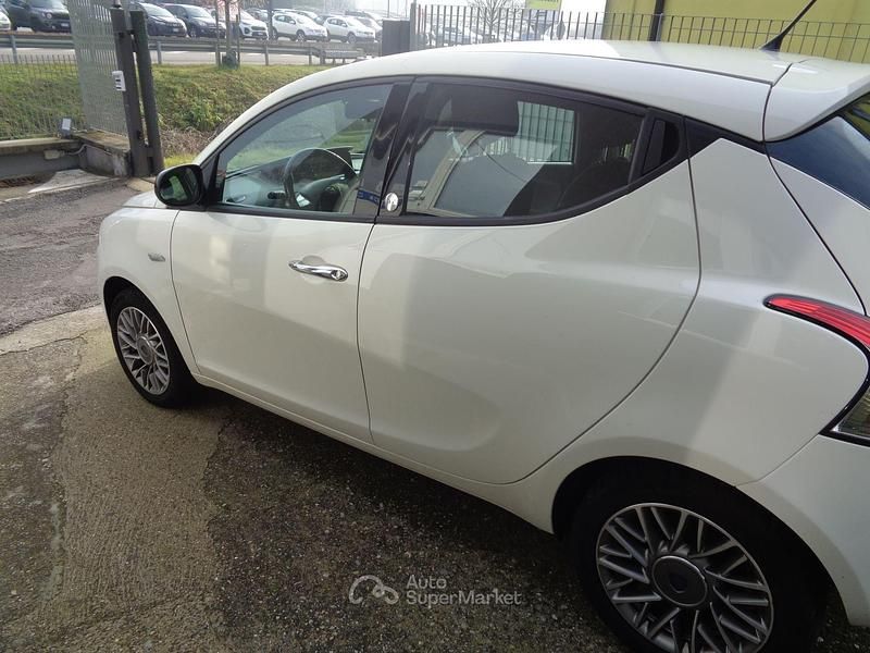 Usata Lancia Ypsilon 69 CV (50 kW) 2012 Bianco Utilitaria