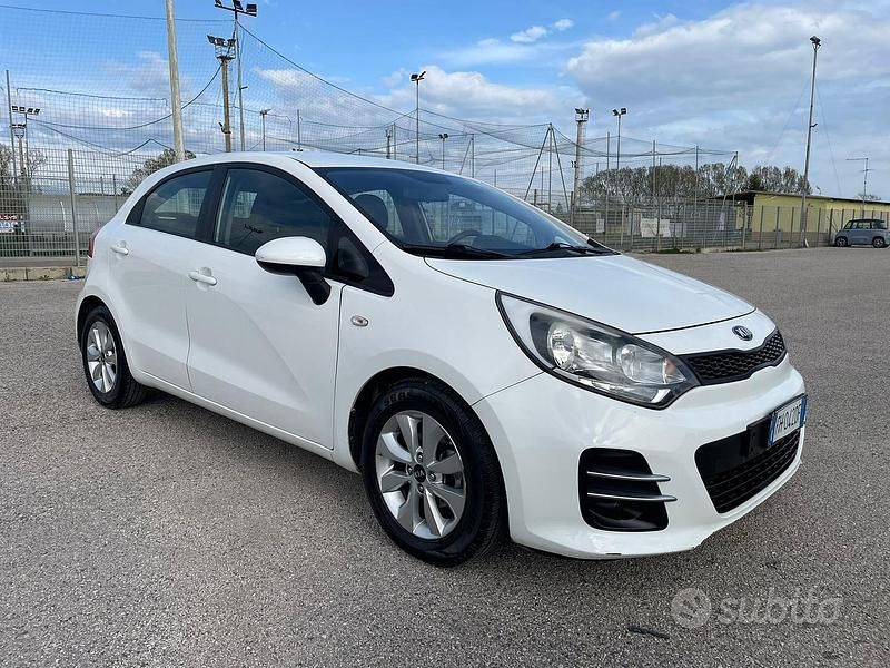 Usata Kia Rio 83 CV (61 kW) 2017 Bianco Berlina