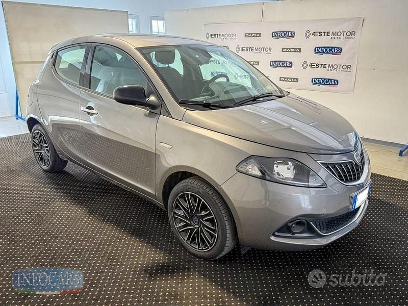 Usata Lancia Ypsilon Silver 70 CV (51 kW) 2022 Grigio metallizzato Utilitaria