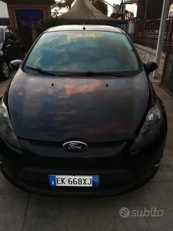 Usata Ford Fiesta 70 CV (51 kW) 2012 Nero Berlina