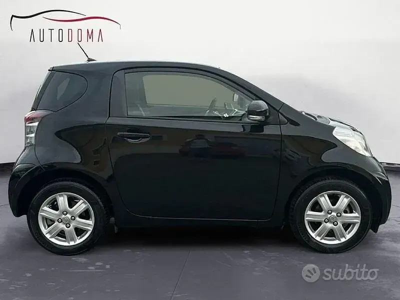 Usata Toyota iQ Active 68 CV (50 kW) 2014 Nero Utilitaria