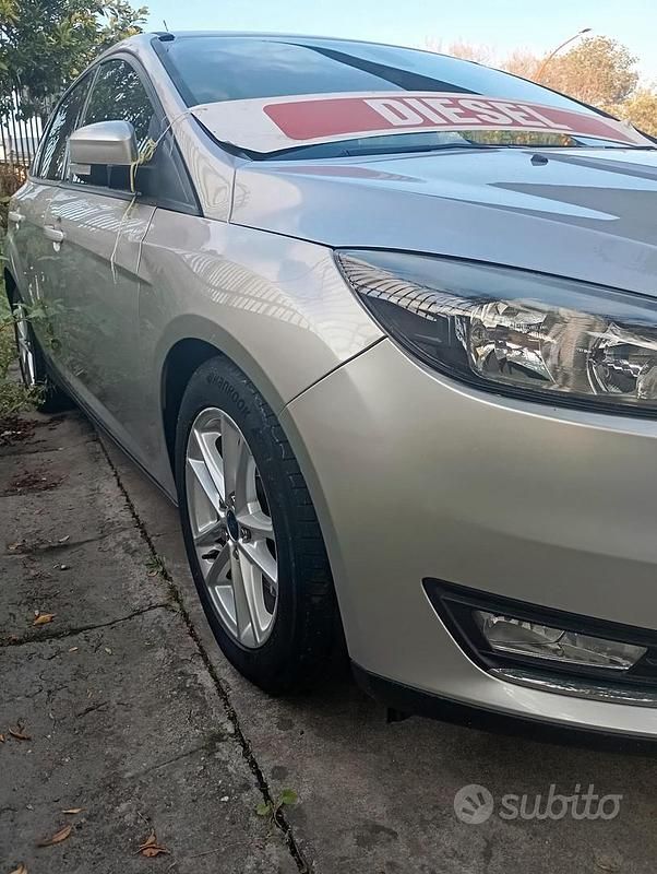 Begagnad Ford Focus 120 HK (88 kW) 2015 Grå Sedan