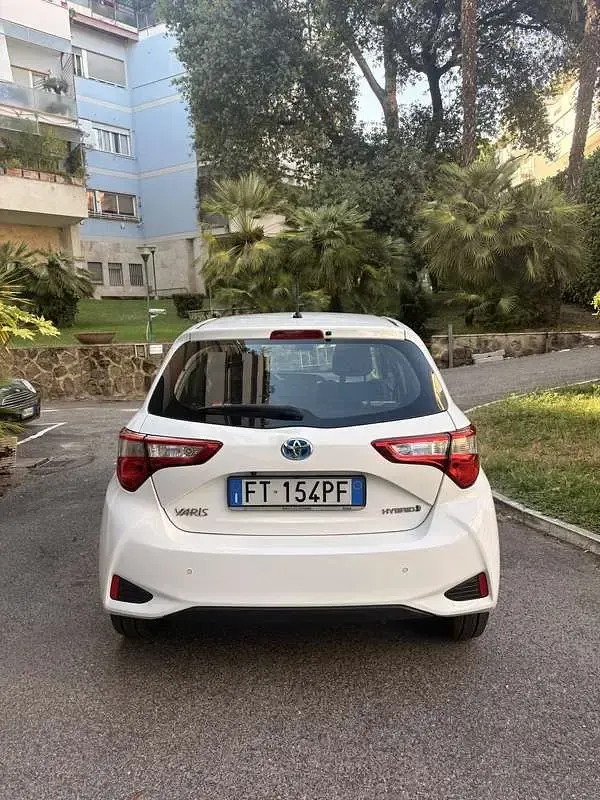 Usata Toyota Yaris Hybrid Cool 73 CV (53 kW) 2019 Berlina